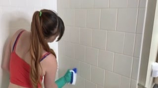 Horny brunette sucks bfs cock in bathtub
