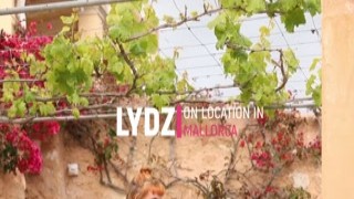 Lydz - SLOW SEXY STRIP - Lydz flashes her lips (nothingbutcurves)